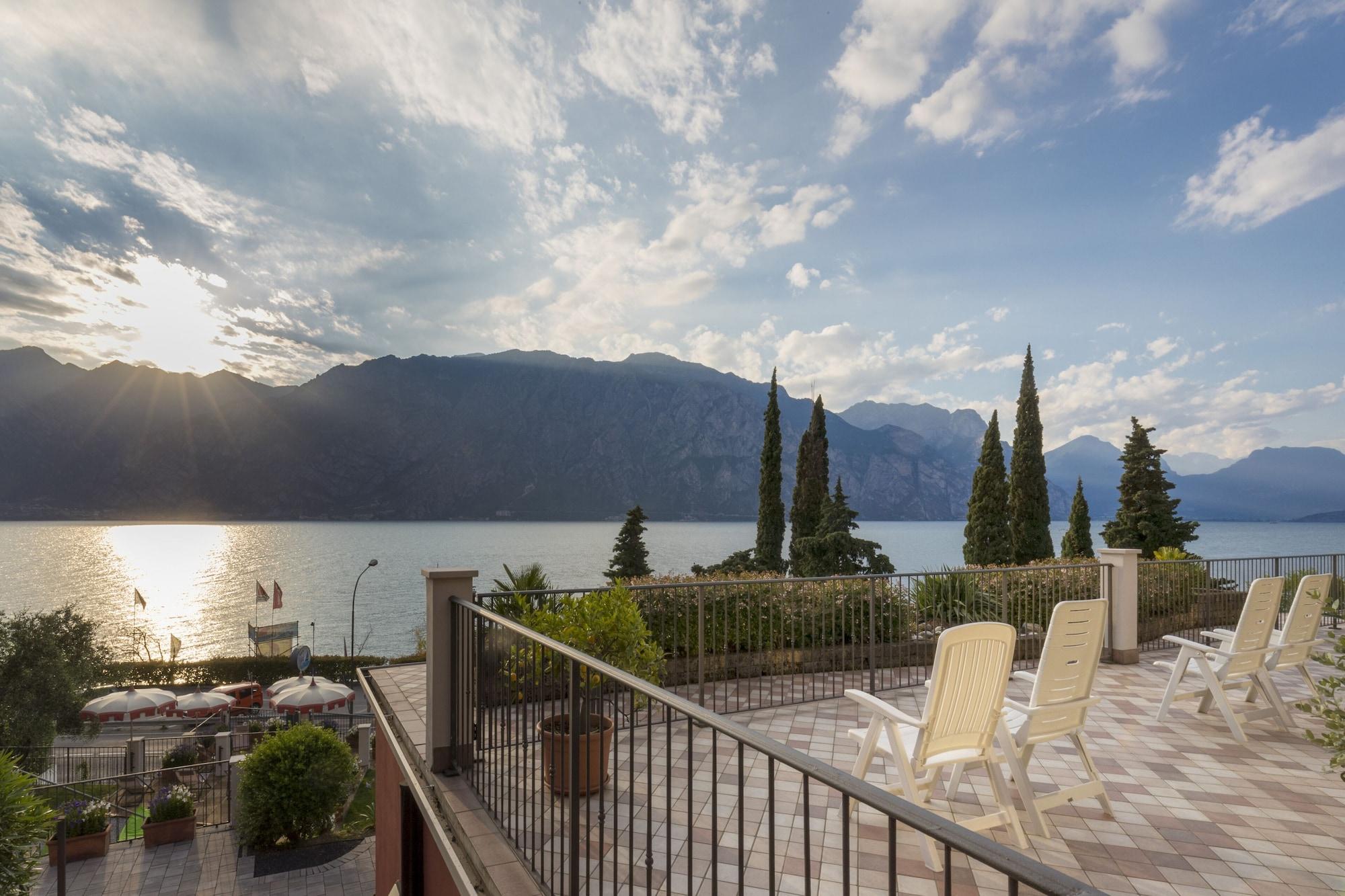 Hotel Oasi Beach Малчезине Екстериор снимка