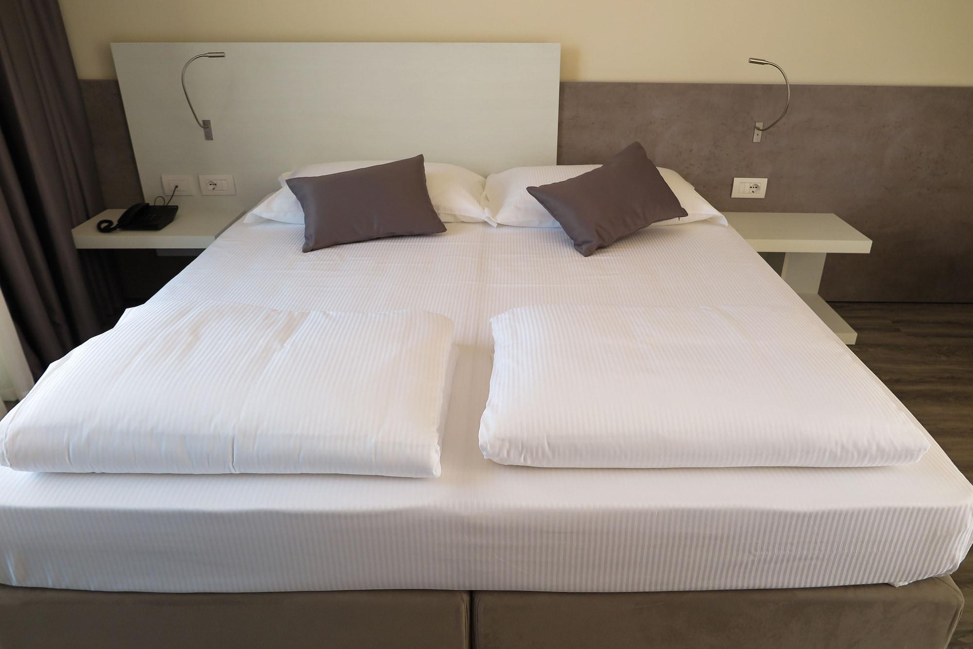 Hotel Oasi Beach Малчезине Екстериор снимка