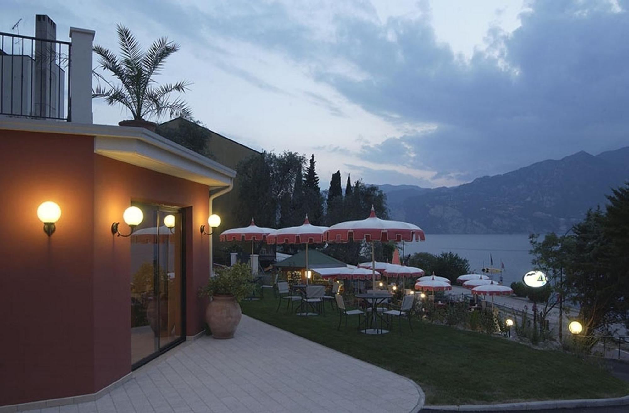 Hotel Oasi Beach Малчезине Екстериор снимка