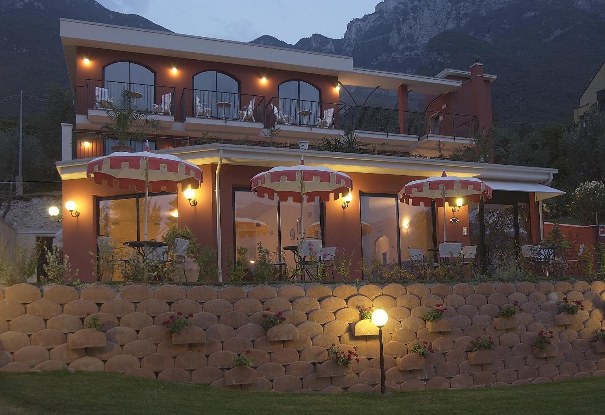 Hotel Oasi Beach Малчезине Екстериор снимка