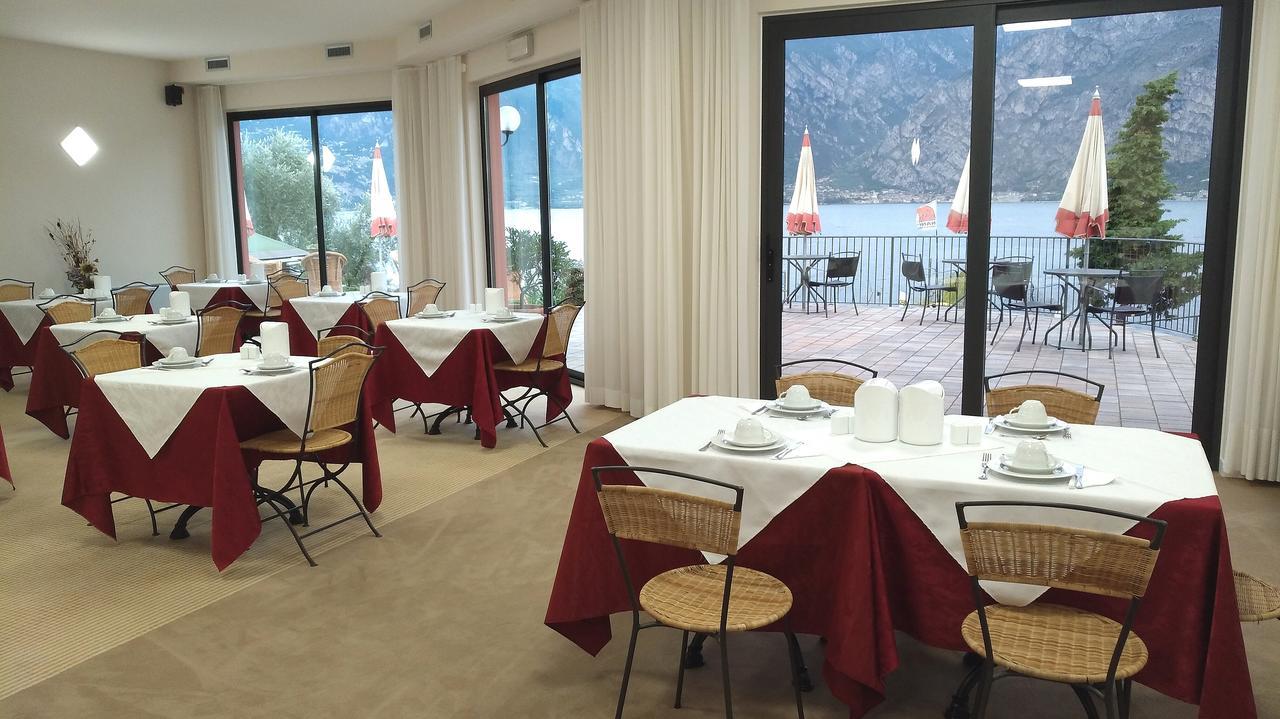 Hotel Oasi Beach Малчезине Екстериор снимка