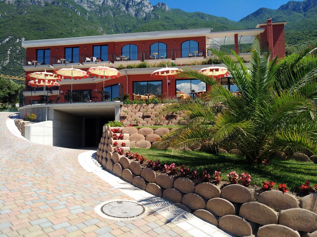 Hotel Oasi Beach Малчезине Екстериор снимка