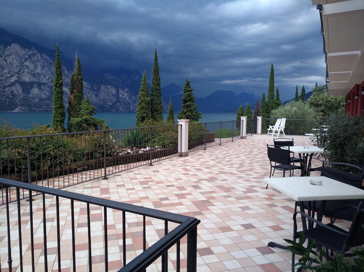 Hotel Oasi Beach Малчезине Екстериор снимка
