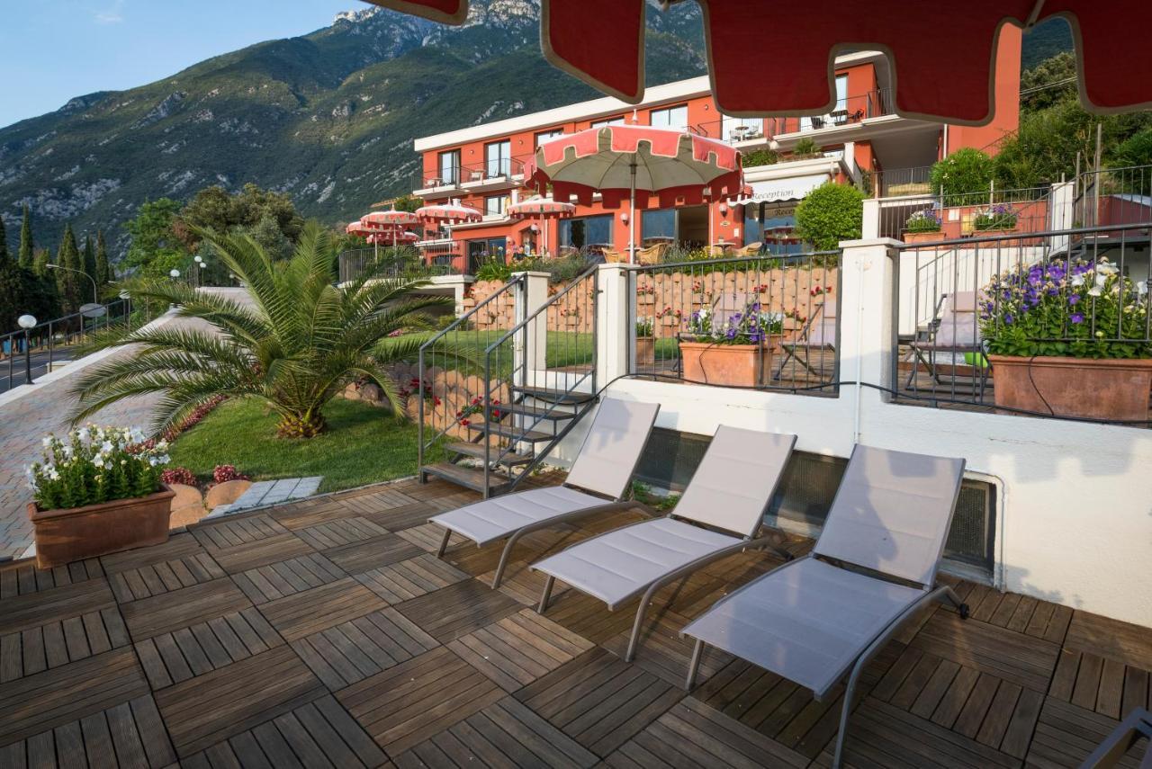 Hotel Oasi Beach Малчезине Екстериор снимка