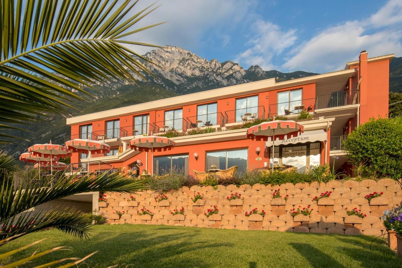 Hotel Oasi Beach Малчезине Екстериор снимка